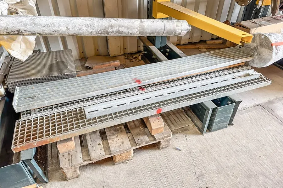 Lot d'escaliers en caillebotis