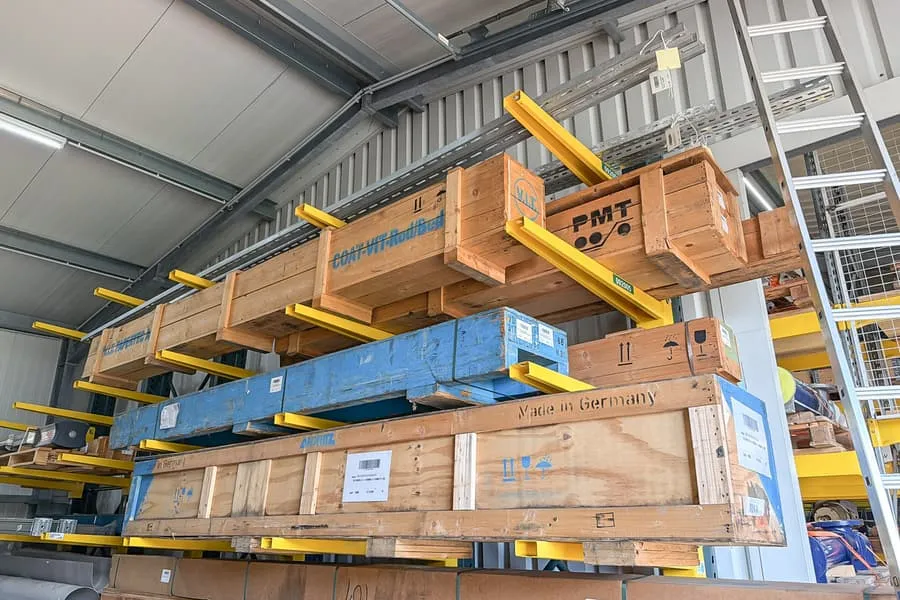 Inhoud van 3 legplanken: machine-onderdelen