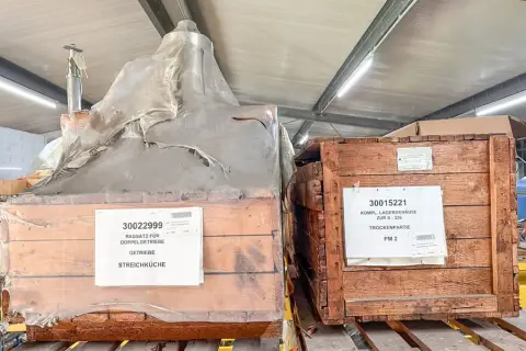 2 pallets met machine-onderdelen