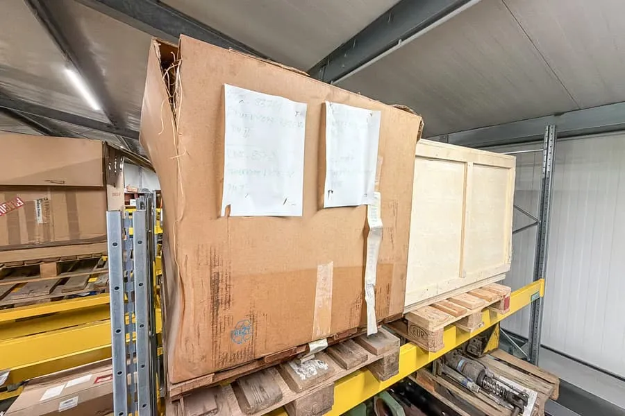 2 palettes de pièces de rechange pour machines
