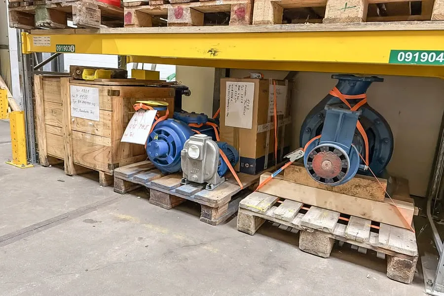 3 palettes avec pièces détachées de machines