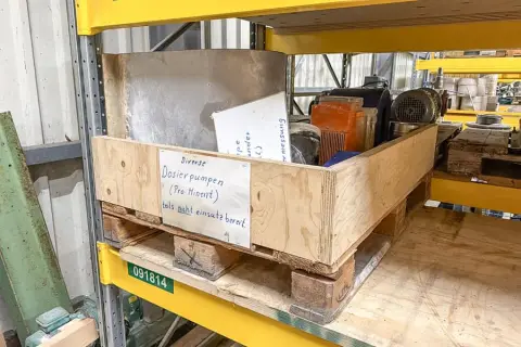 Pallet met doseerpompen