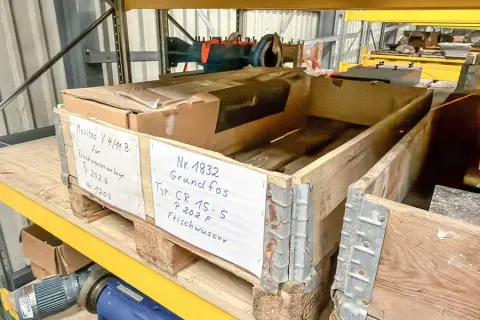 2 pallets met machineonderdelen