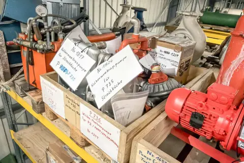 Pallet met pompen en reserveonderdelen