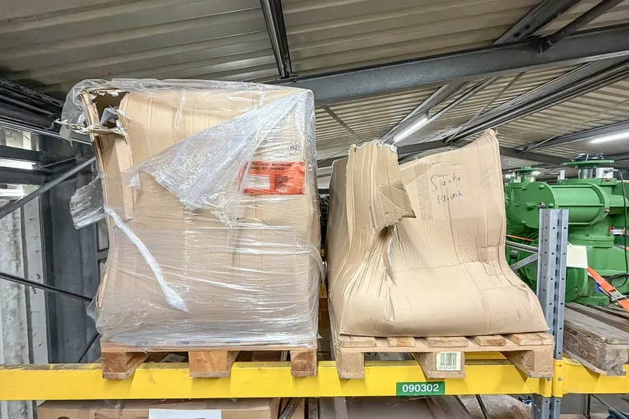 2 palettes avec sacs en plastique