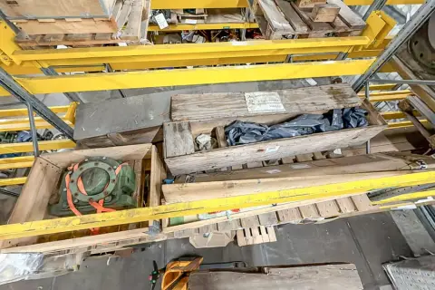 Contenu d'un niveau d'étagère : pièces de rechange pour machines