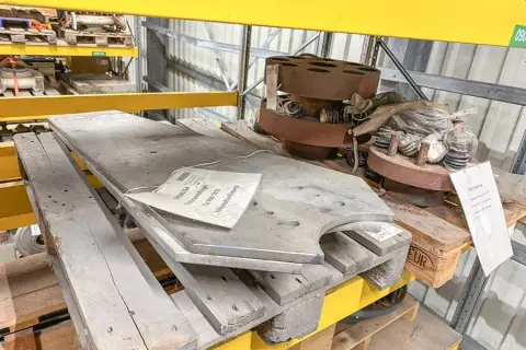 2 palettes avec pièces de rechange pour machines