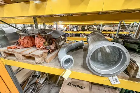 Contenu d'un niveau d'étagère : pièces de rechange pour machines