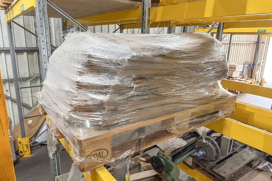 Pallet met papieren zakken