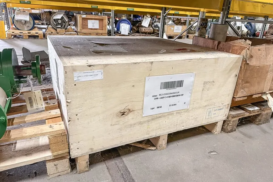 Houten kist met machineonderdelen