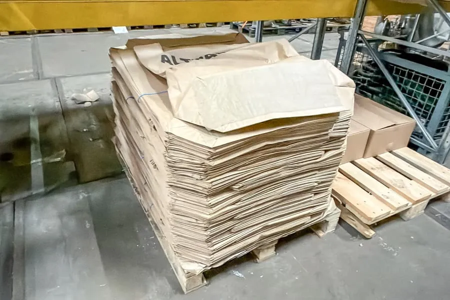 Pallet met papieren zakken