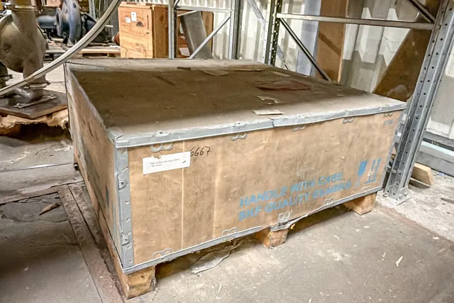 Caisse en bois avec composants de machine SKF
