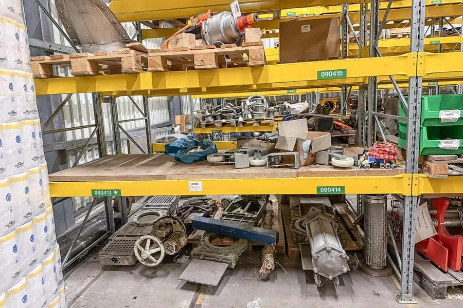 Inhoud van 3 legplanken: machineonderdelen