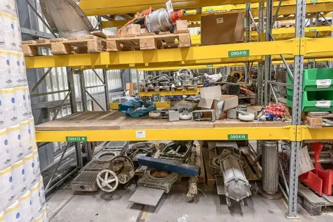 Contenu de 3 niveaux d'étagère : composants de machine