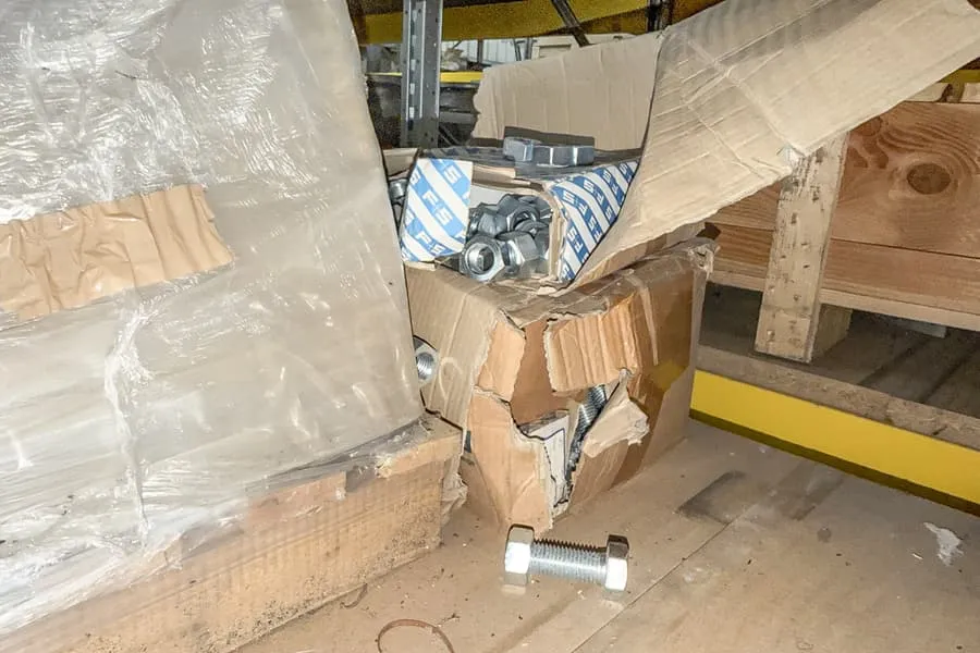 2 kartony s upevňovacím materiálem
