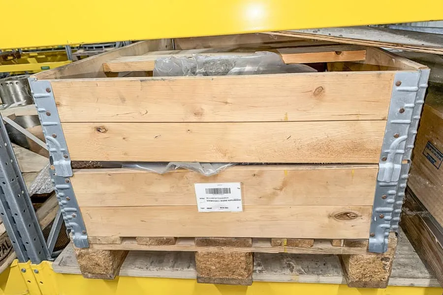 2 palettes de pièces détachées de machines