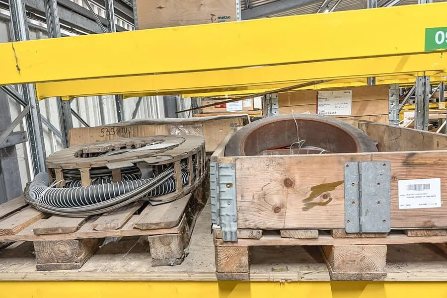 2 palettes de pièces détachées de machines