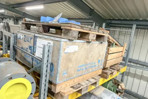 2 pallets met machine-onderdelen