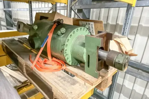 3 pallets met machineonderdelen
