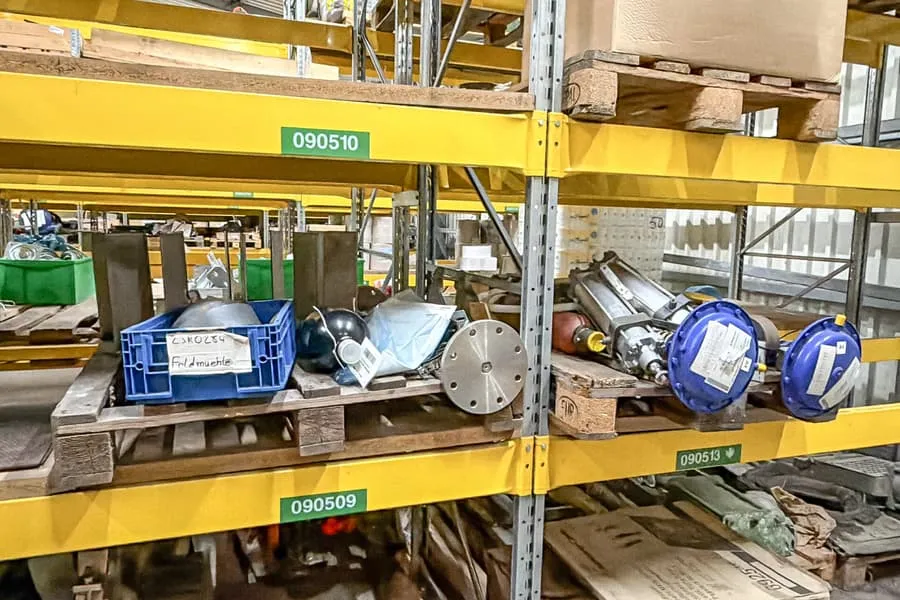 2 palettes de pièces détachées de machines