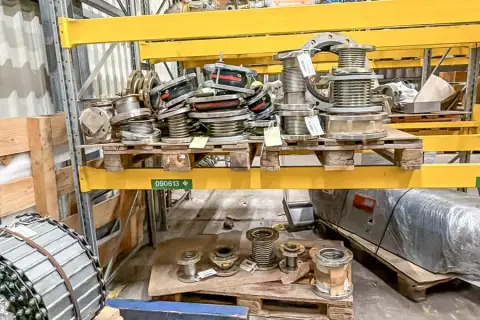 3 pallets met machineonderdelen
