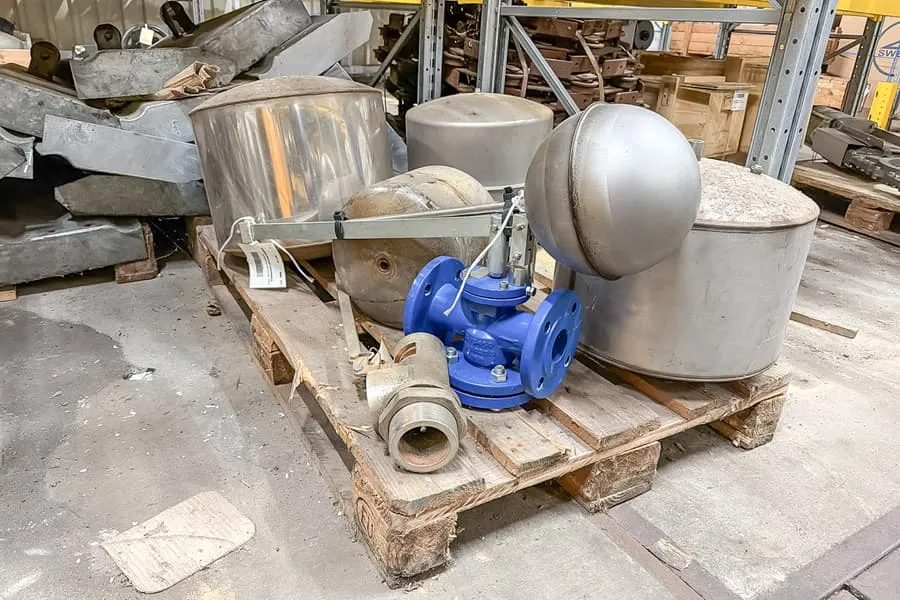 Pallet met machineonderdelen