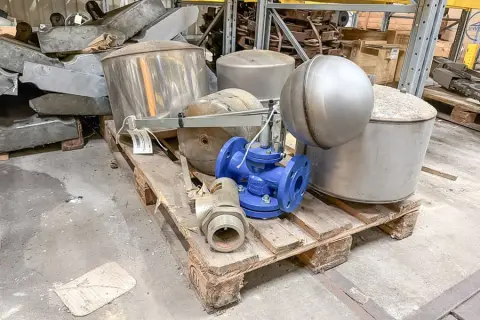 Pallet met machineonderdelen