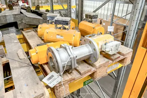 6 pneumatische zwenkactuators ES350 en flenskogelkraan