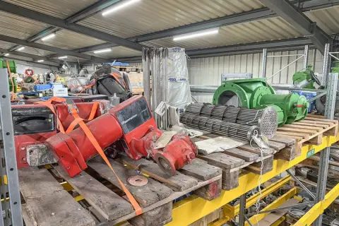 3 palettes de pièces détachées de machines