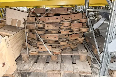 Pallet met transportelementen