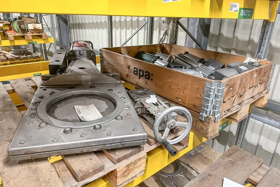 2 pallets with gear and valve spare parts