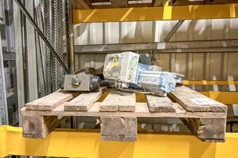 Pallet met machineonderdelen