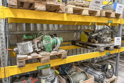 2 pallets met machineonderdelen