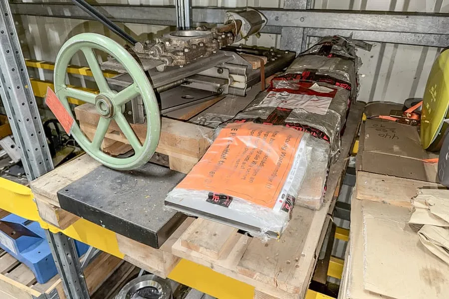 Palette avec pièces détachées de machines