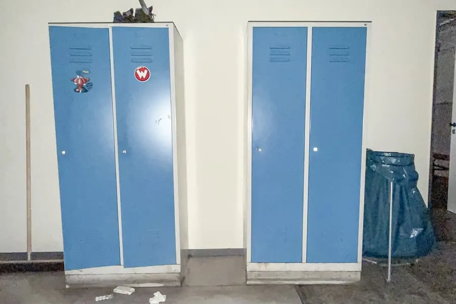 5 lockers, each with 2 doors