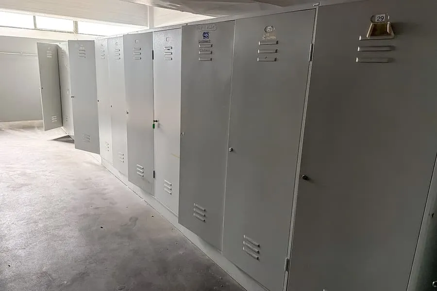 7 casiers, 2 portes chacun