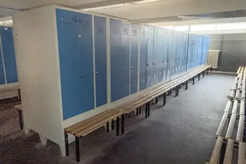 10 lockers, elk met 3 deuren