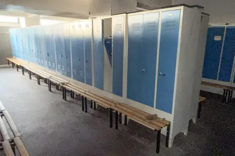 10 lockers, elk met 3 deuren