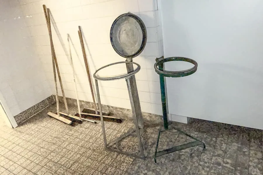 5 outils à manche et 2 poubelles