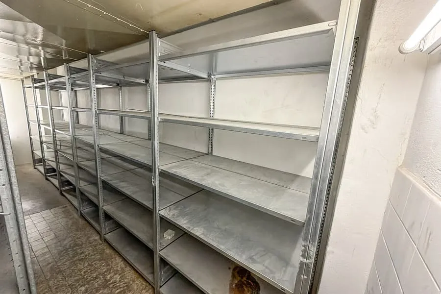 Zasouvací regál, cca 5,7 bm