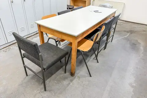 Tafel en 8 stoelen