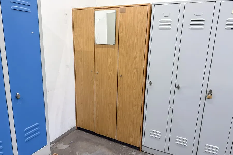 Armoire et 2 étagères