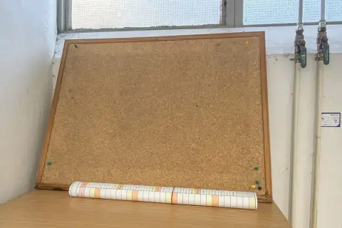 Prikbord en wandklok