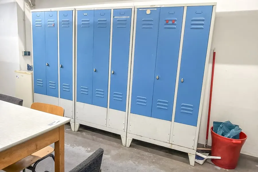 3 kasten, elk met 3 deuren