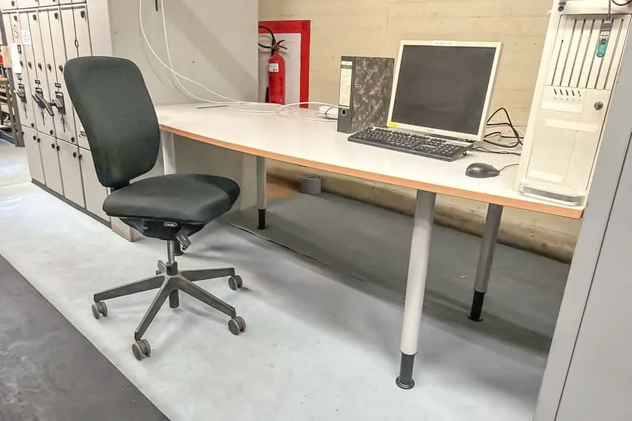 Bureau et chaise de bureau pivotante
