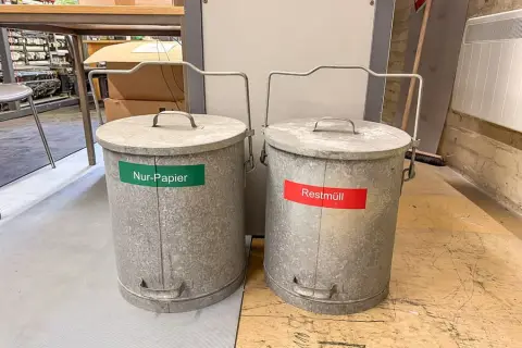 2 metalen emmers, verzinkt