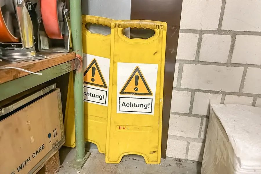 2 panneaux d'avertissement
