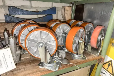 12 zware zwenkwielen