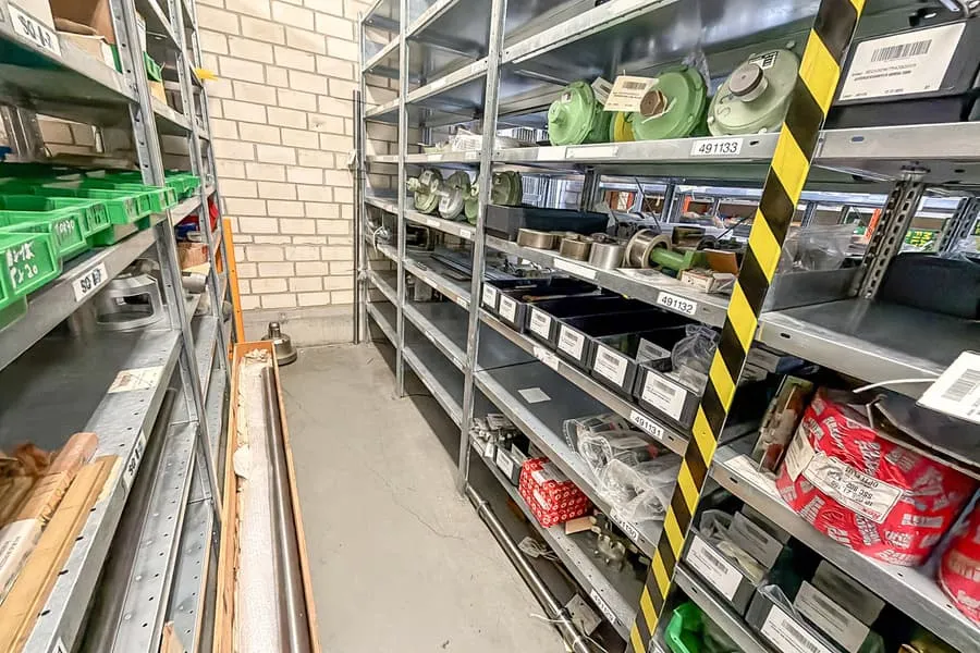 Obsah 3 regálů: náhradní díly strojů