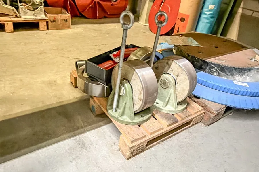 Palette avec pièces détachées de machines